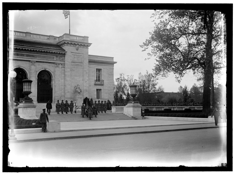 WOMAN'S NATIONAL SERVICE SCHOOL UNDER WOMAN'S SECTION, NAVY LEAGUE. MASSED ON STEPS OF PAN-AMERICAN BUILDING, FOR DEDICATION OF RED CROSS HEADQUARTERS LCCN2016867744