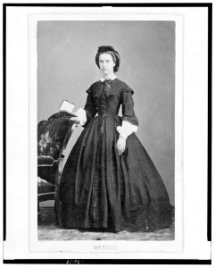 Woman, full-length portrait, standing, facing front LCCN2005692517