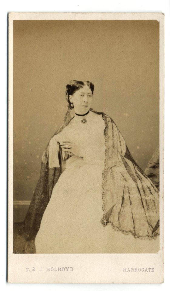 Woman wearing lipstick and wedding ring by Holroyd (1)