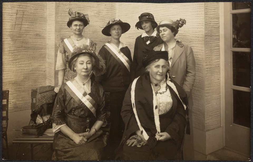Woman's Party Booth 160015v