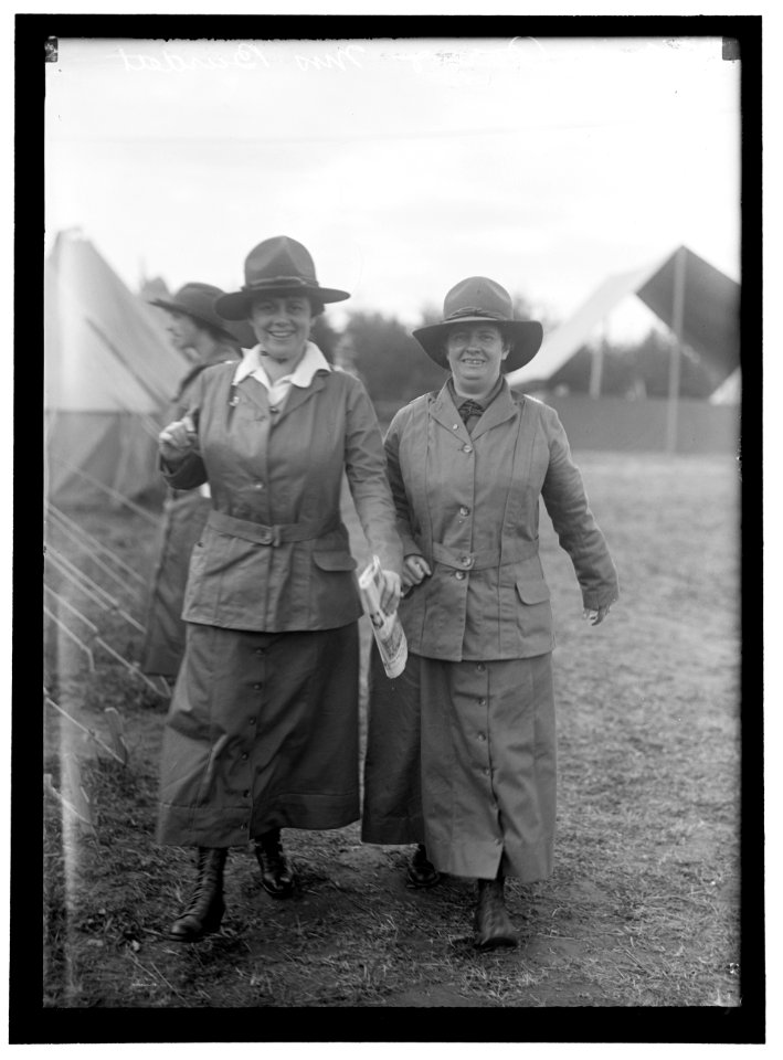 WOMAN'S NATIONAL SERVICE SCHOOL, UNDER WOMAN'S SECTION, NAVY LEAGUE. AT RIGHT, MISS POE LCCN2016867320