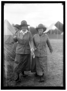 WOMAN'S NATIONAL SERVICE SCHOOL, UNDER WOMAN'S SECTION, NAVY LEAGUE. AT RIGHT, MISS POE LCCN2016867320