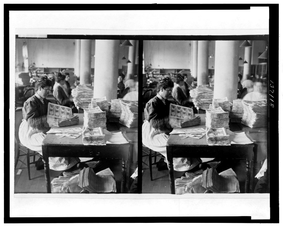 Women inspecting currency at the U.S. Bureau of Engraving and Printing LCCN2006692625