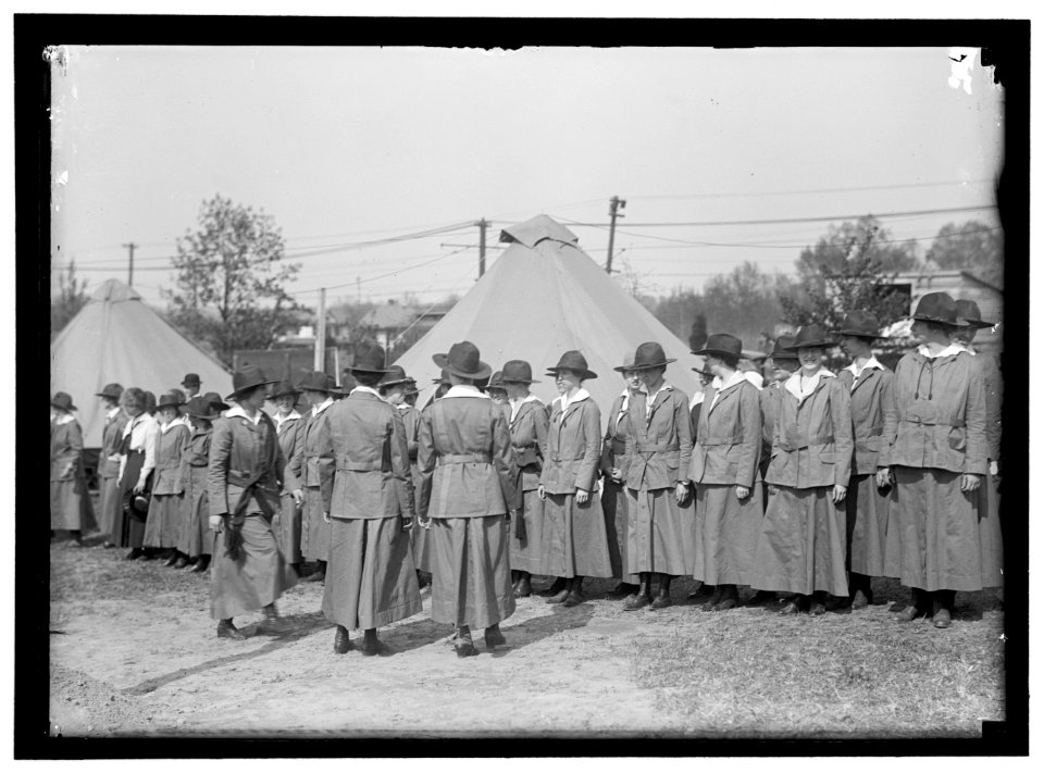 WOMAN'S NATIONAL SERVICE SCHOOL, UNDER WOMAN'S SECTION, NAVY LEAGUE. REVIEW LCCN2016867297