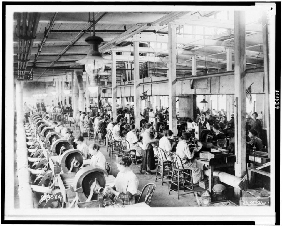 Women making Browning machine guns - general view of polishing shop, Winchester Repeating Arms Co., New Haven, Conn. LCCN94506155