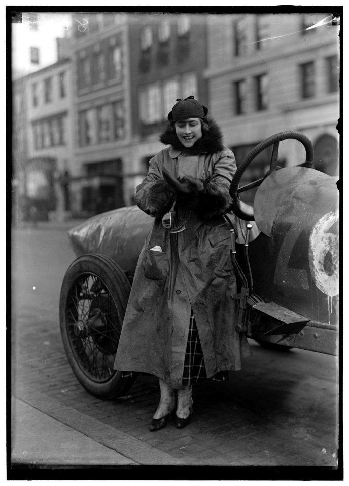 WOMEN AUTO RACERS. MISS ELINOR BLEVINS LCCN2016867522