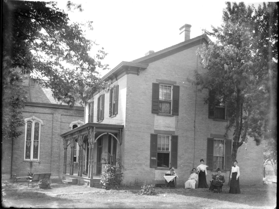 Women beside Catholic parsonage 1904 (3199654671)