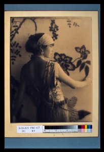 Woman, half-length portrait, facing right, viewed from behind) - De Meyer LCCN98504035 photo