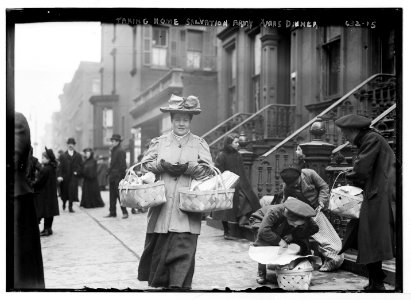 Women carrying baskets - Salvation Army Christmas dinner, New York LCCN2014683070