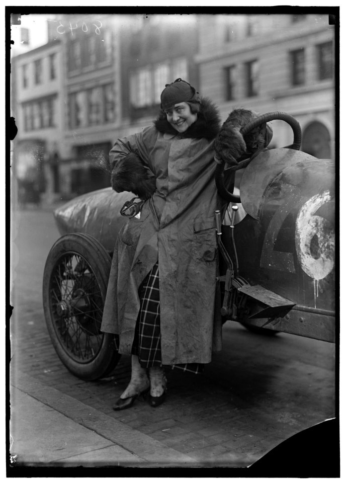 WOMEN AUTO RACERS. MISS ELINOR BLEVINS LCCN2016867524