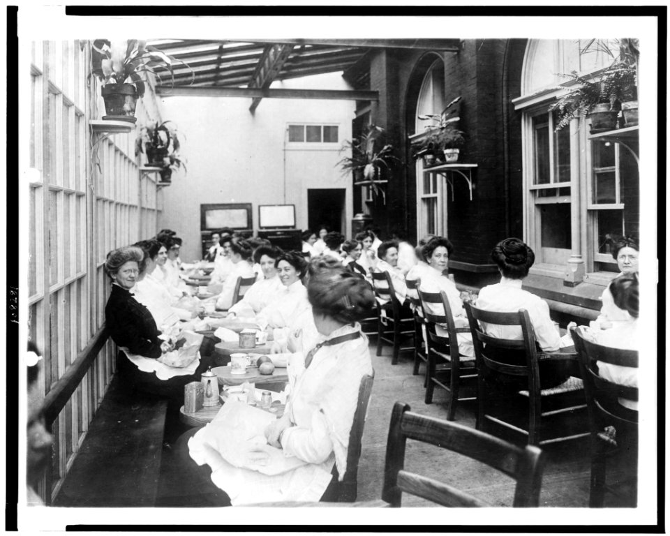 Women eating in a lounge at the Treasury Department, Washington, D.C. LCCN93510969