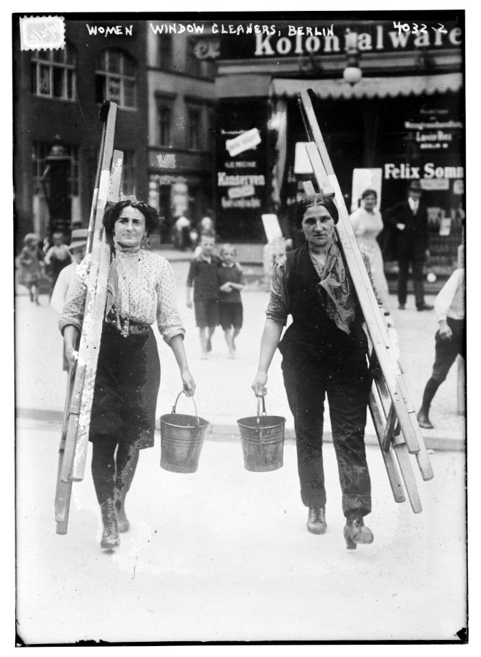 Women window cleaners, Berlin LCCN2014703047