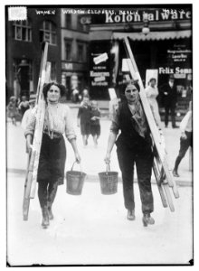 Women window cleaners, Berlin LCCN2014703047