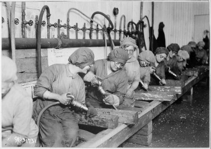 Women workers in ordnance shops, Midvale Steel and Ordnance Company, Nicetown, Pennsylvania. Hand chipping with pneumati - NARA - 530774