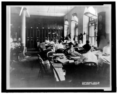 Women inspecting printed currency at the Bureau of Engraving and Printing LCCN2006692628