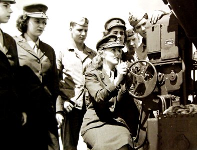Women Marines learn about the operation of a big gun, Camp Lejeune, North Carolina, 1943 (26365812221)