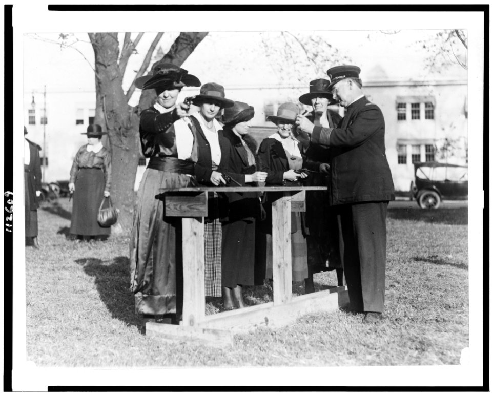 Women police officers inspecting and practicing with handguns LCCN95502501