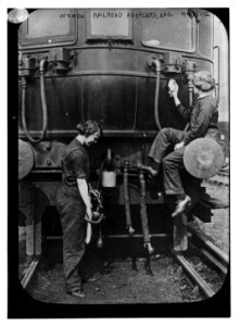 Women railroad hostlers, Eng. (i.e. England) LCCN2014706016