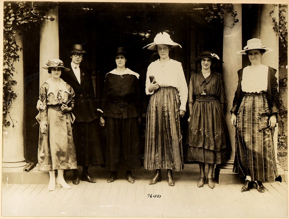 Women munition workers urge President to support suffrage bill. Six women war workers . . . - NARA - 533770