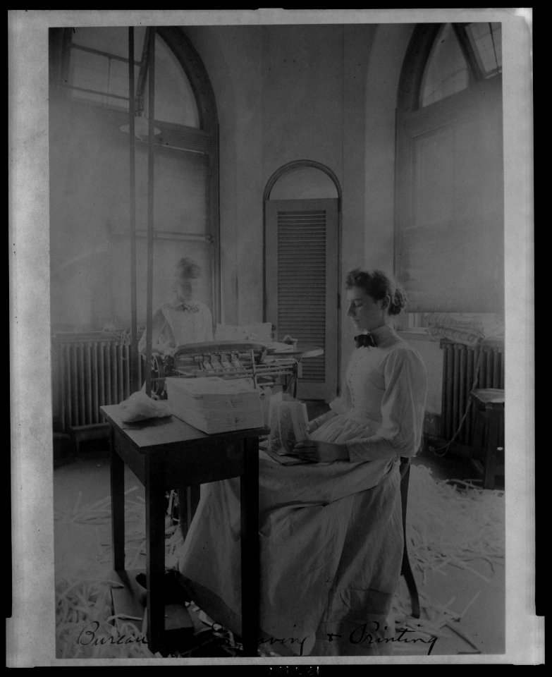 Women trimming and stacking currency sheets at the Bureau of Engraving & Printing LCCN2006692530