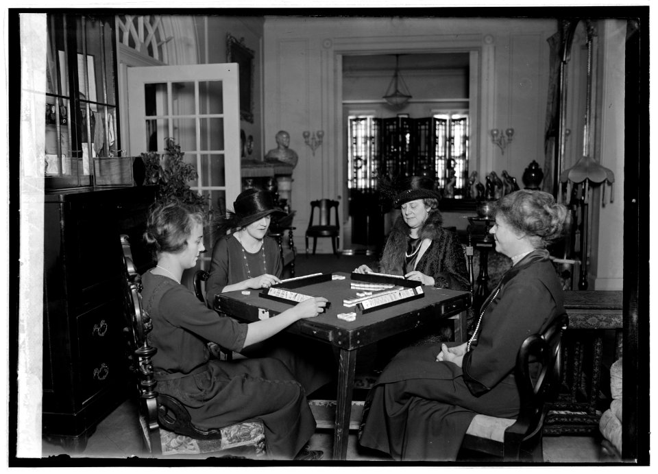 Women playing Mah Jong), 12-30-22 LCCN2016847091