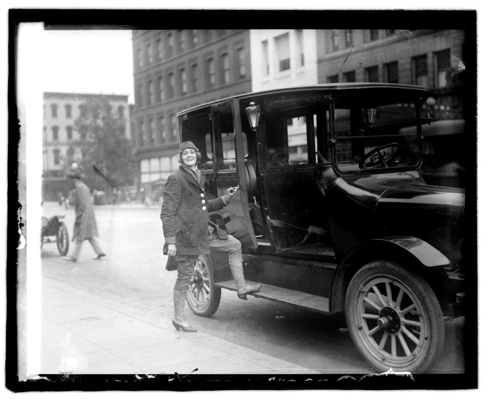 Women taxi drivers LCCN2016819582