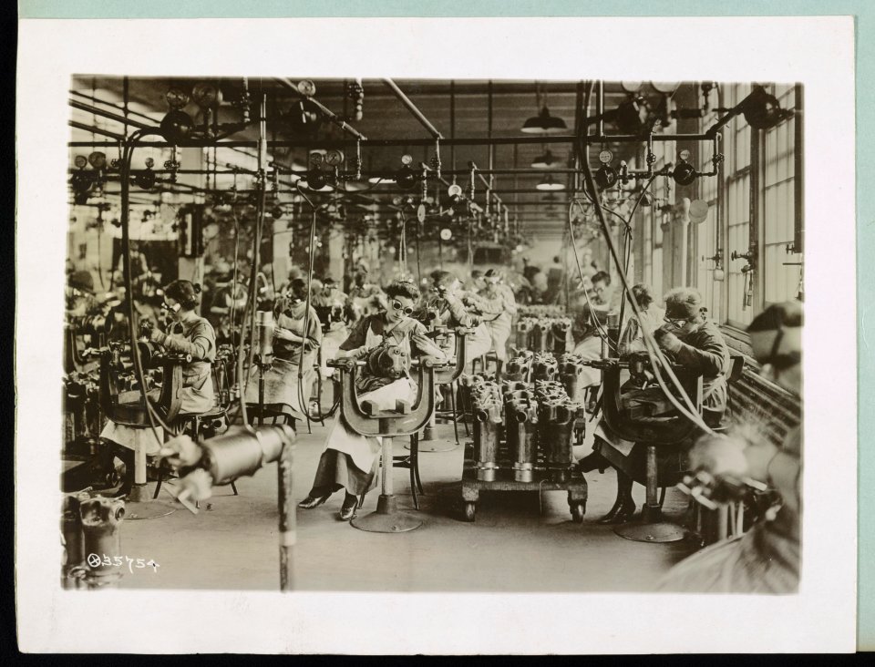 Women working in Welding Department, Lincoln Motor Co., Detroit, Mich. LCCN94506164