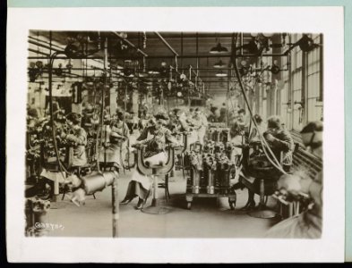 Women working in Welding Department, Lincoln Motor Co., Detroit, Mich. LCCN94506164