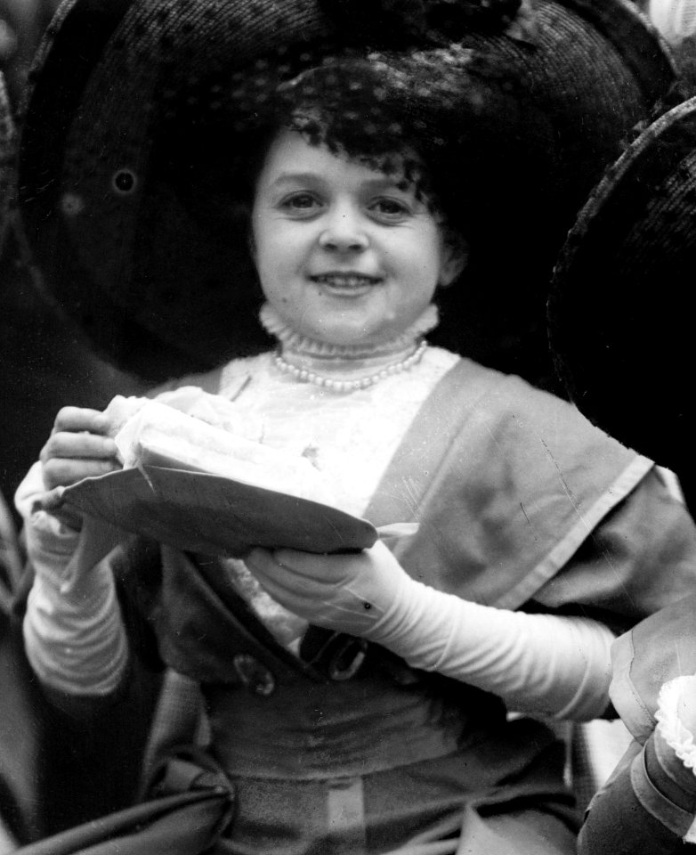 Women with dwarfism at party in Central Park in May 1900, Midgets eating lunch - May party - Central Park. Three midgets sitting on the grass. LCCN2014688122 (cropped)