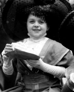Women with dwarfism at party in Central Park in May 1900, Midgets eating lunch - May party - Central Park. Three midgets sitting on the grass. LCCN2014688122 (cropped)