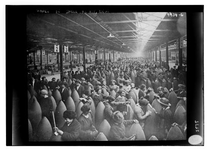 Women in shell factory, Eng. (i.e. England) LCCN2014706010