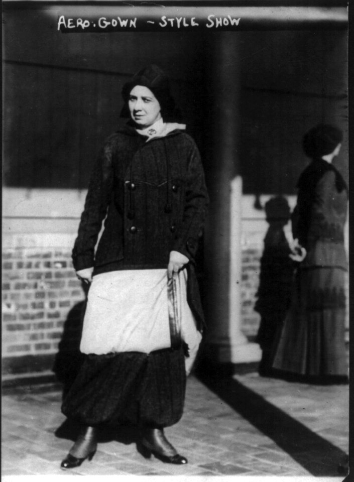 Women's fashions- aero gown, 1910 LCCN2004682017