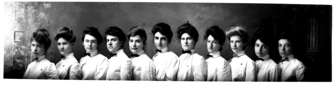Women's group portrait 1903 (3199641565) photo