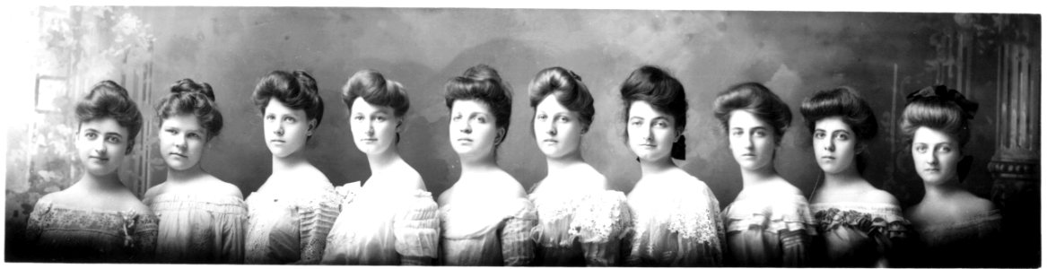 Women's group portrait 1903 (3195527792) photo