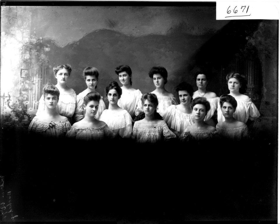 Women's group portrait 1905 (3200480826) photo