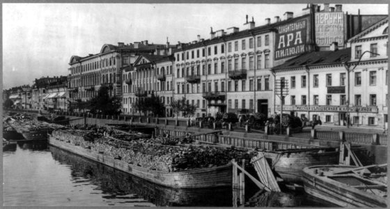 Wood being loaded on wagons from canal boats on the Fontanka River, St. Petersburg, Russia LCCN91794364