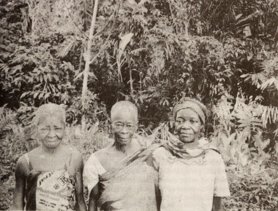 Women, Equateur region