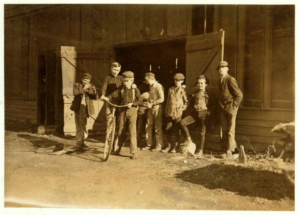 Woodbury Bottle Works. Noon hour. Woodbury, N.J. All are workers. LOC nclc.01272