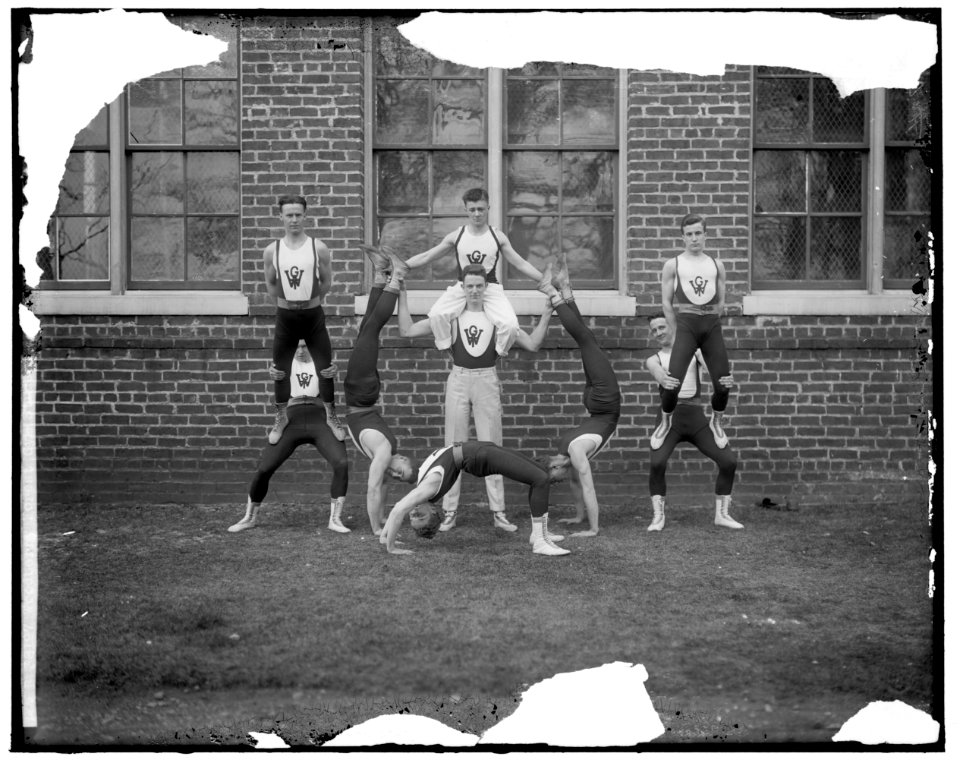 WOODBERRY FOREST. GYM STUDENTS LCCN2016859334