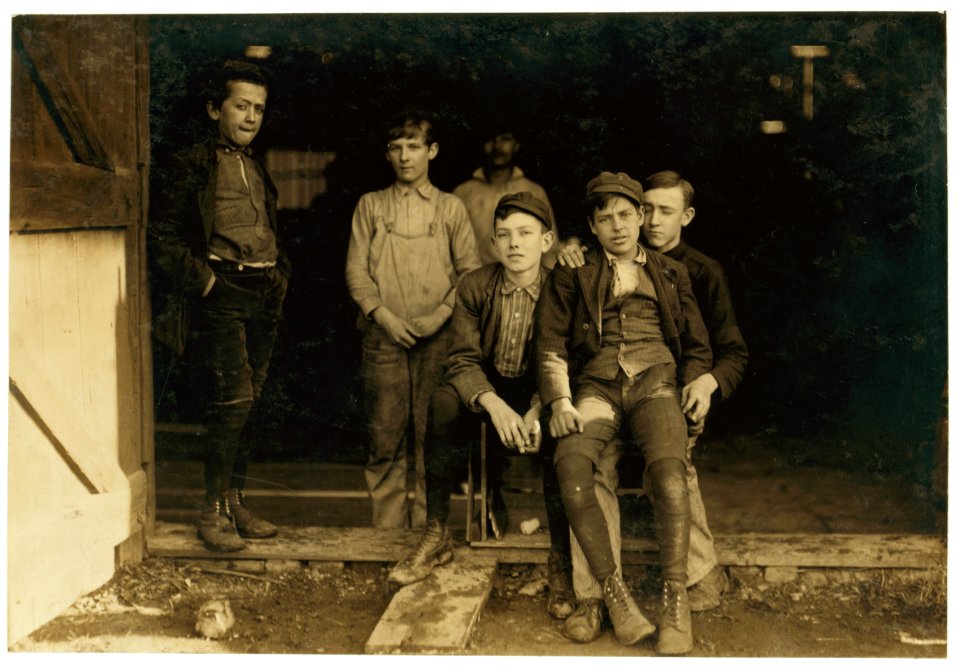 Woodbury Bottle Works. Woodbury, N.J. Noon hour. Woodbury, N.J. All are workers. LOC nclc.01274