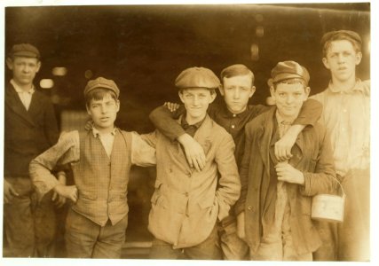 Woodbury Bottle Works. Noon hour. Woodbury, N.J. All are workers. LOC nclc.01276