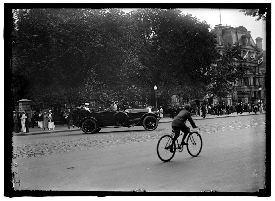 Woodrow Wilson and wife leavinig the White House, Washington, D.C. LCCN2016868015