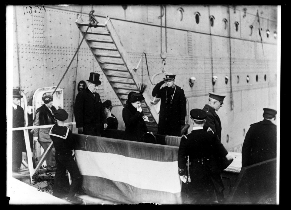 Woodrow Wilson disembarking ship LCCN2016887103
