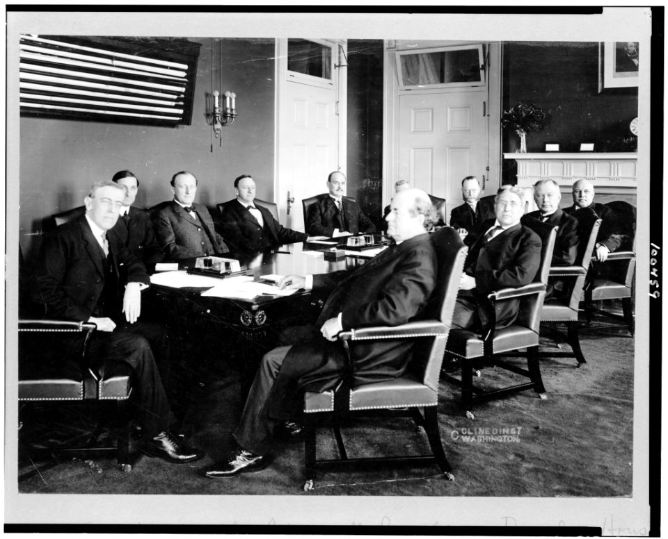 Woodrow Wilson and his cabinet seated around table LCCN90712456