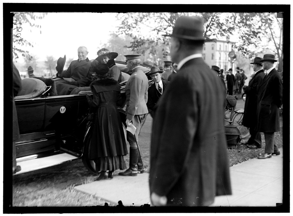 Woodrow Wilson and wife (Edith Bolling Wilson) in back seat of automobile LOC hec.09776