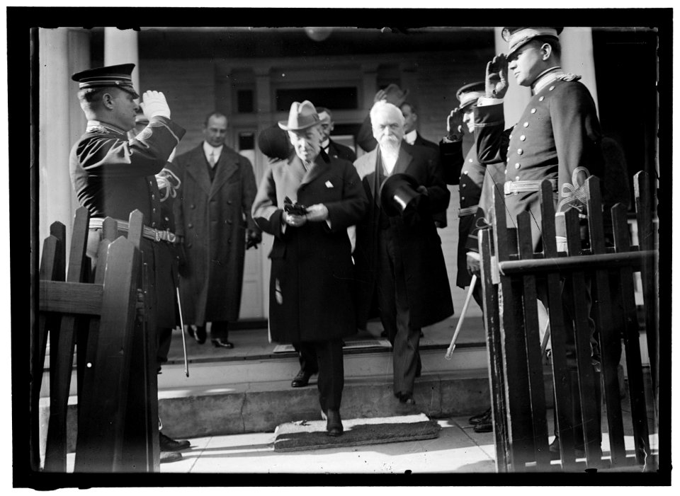 Woodrow Wilson descending steps with unidentified persons LOC hec.01871