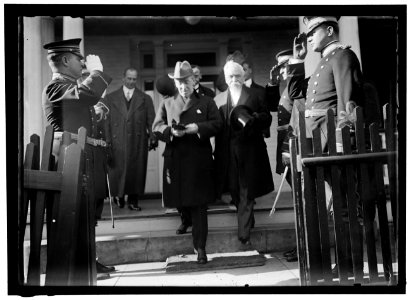 Woodrow Wilson descending steps with unidentified persons LOC hec.01871