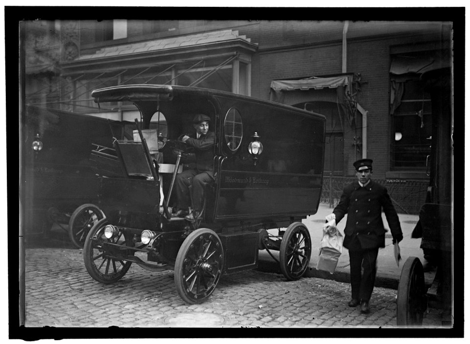 WOODWARD & LOTHROP'S DEPARTMENT STORE, WASHINGTON, D.C. TRUCKS LCCN2016864191