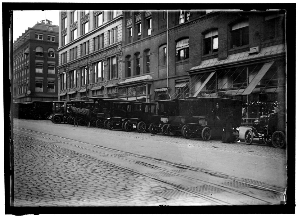 WOODWARD & LOTHROP'S DEPARTMENT STORE, WASHINGTON, D.C. TRUCKS LCCN2016864203
