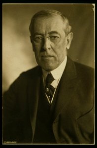 Woodrow Wilson, head-and-shoulders portrait, facing front LCCN2001696919 photo